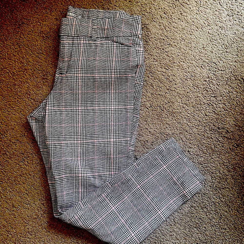 Women’s Mid-Rise Pixie Ankle Skinny Pant. Old Navy Size 4.